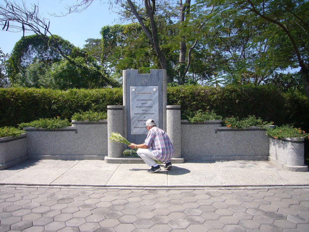 Bloemen leggen voor de omgekomen bemanningsleden van de X17 op Kembang Kuning in 2007