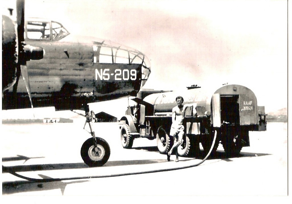 Hier-staat-deze-Mitchell-B-25-N5-209-te-tanken-.jpg