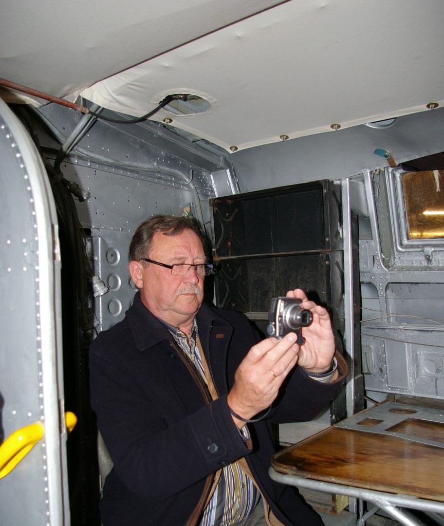 Frits Buurma in de vliegboot Dornier in het Museum van het MLM