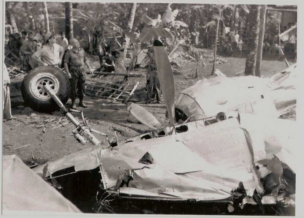 Onderzoekers-na-de-Crash-op-Kroya-15-mei-1949-.jpg