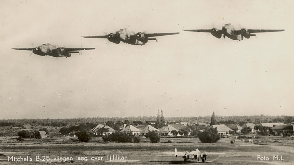 6 anzichtkaart B-25's over tjililitan via krale