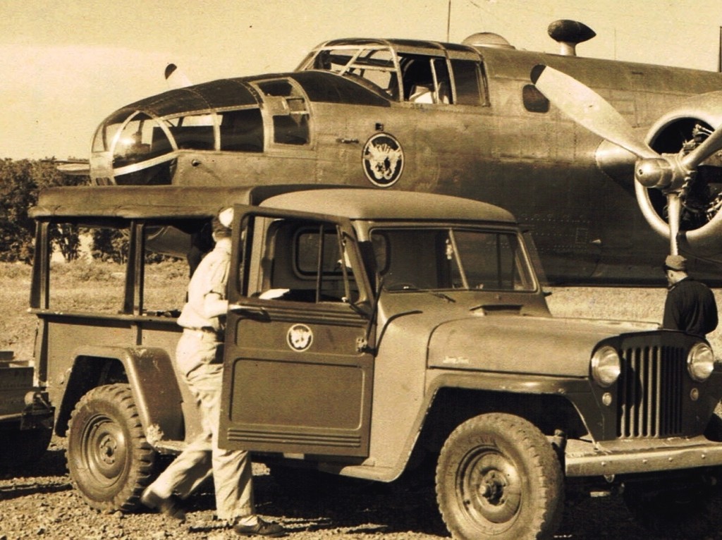 Zowel als de Jeep en de Mitchell B-25 dragen het oude P.V/A. embleem