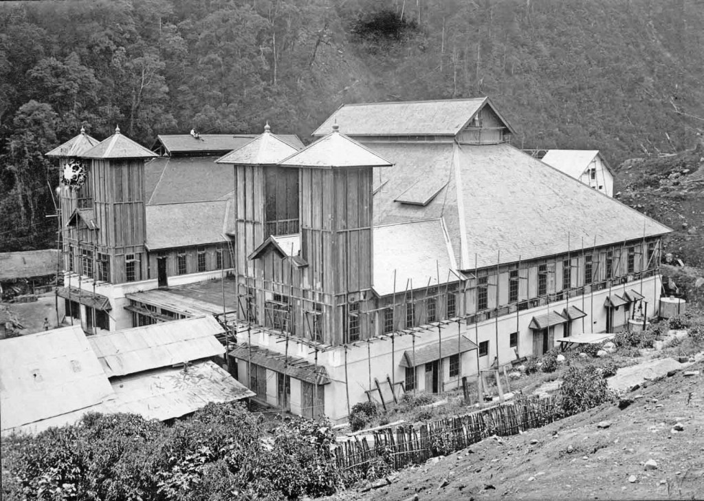 37. Please notice the two men on the top of the roof of the Telefunken annex.