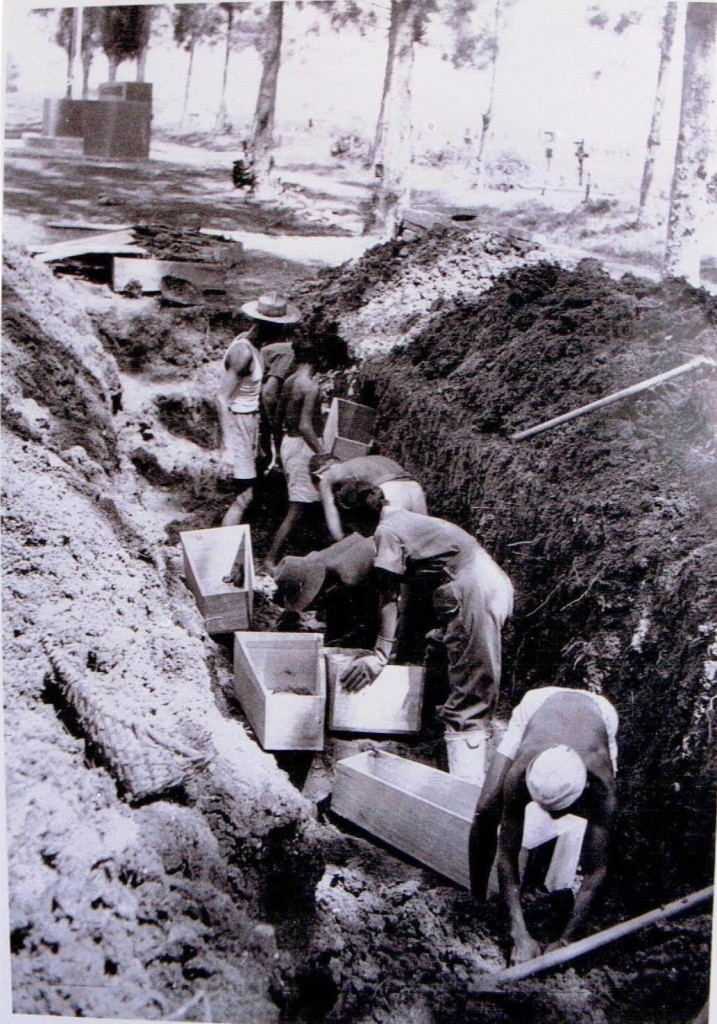 Exhumatie massagraf "Soerabaja" ( mei 1948) op gemeentelijke begraafplaats "Kembang Kuning"